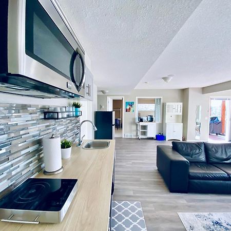 Private, Spacious, & Bright Home YYC 외부 사진