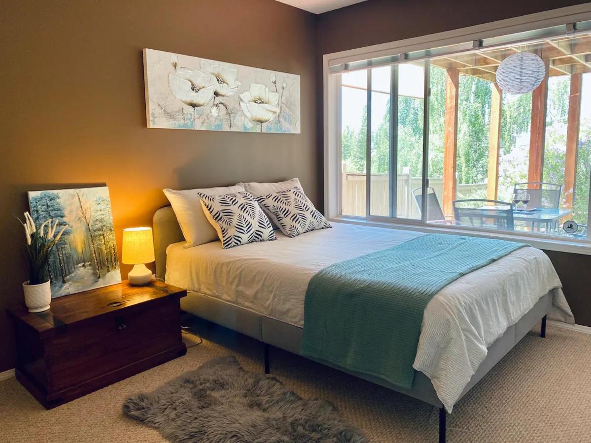 Private, Spacious, & Bright Home YYC 외부 사진