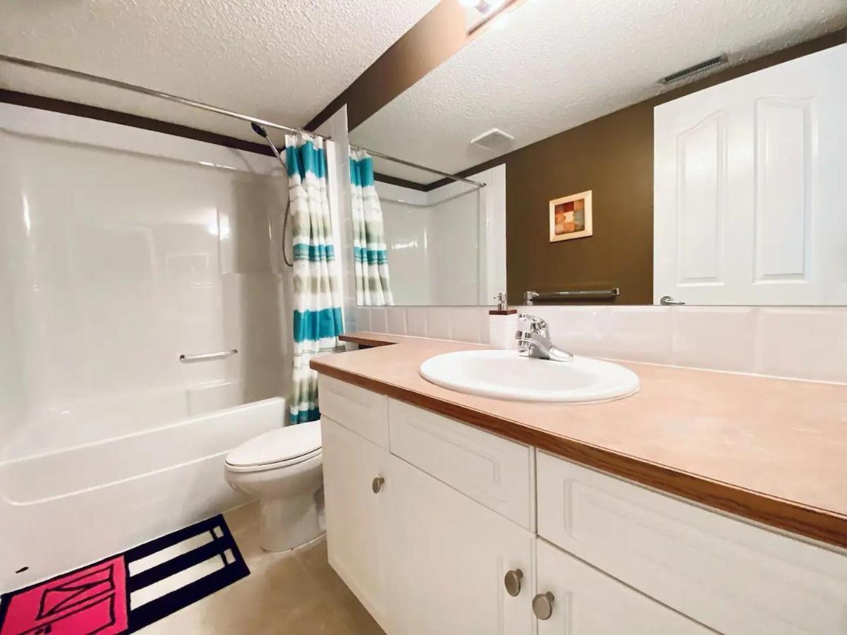 Private, Spacious, & Bright Home YYC 외부 사진