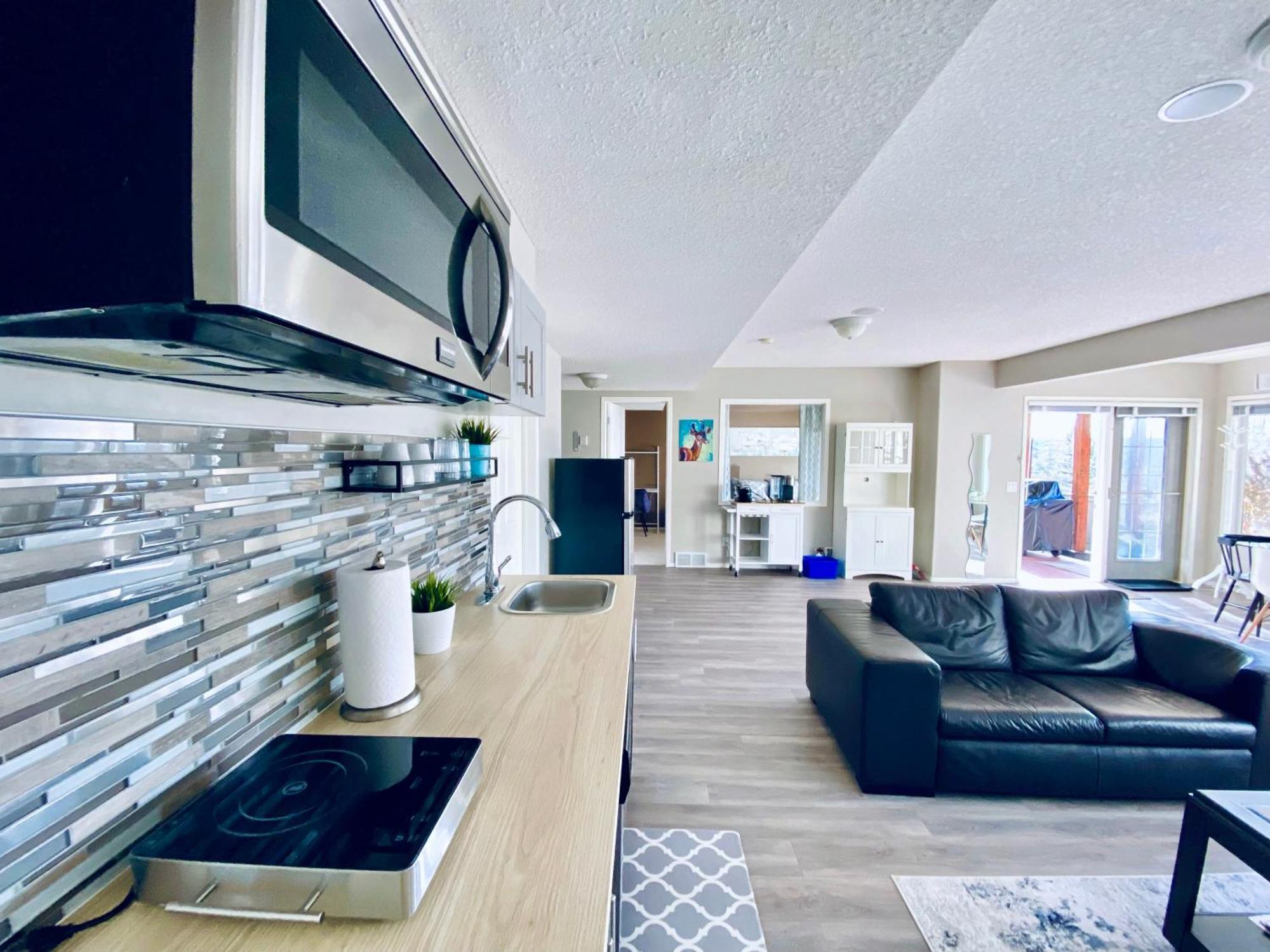 Private, Spacious, & Bright Home YYC 외부 사진