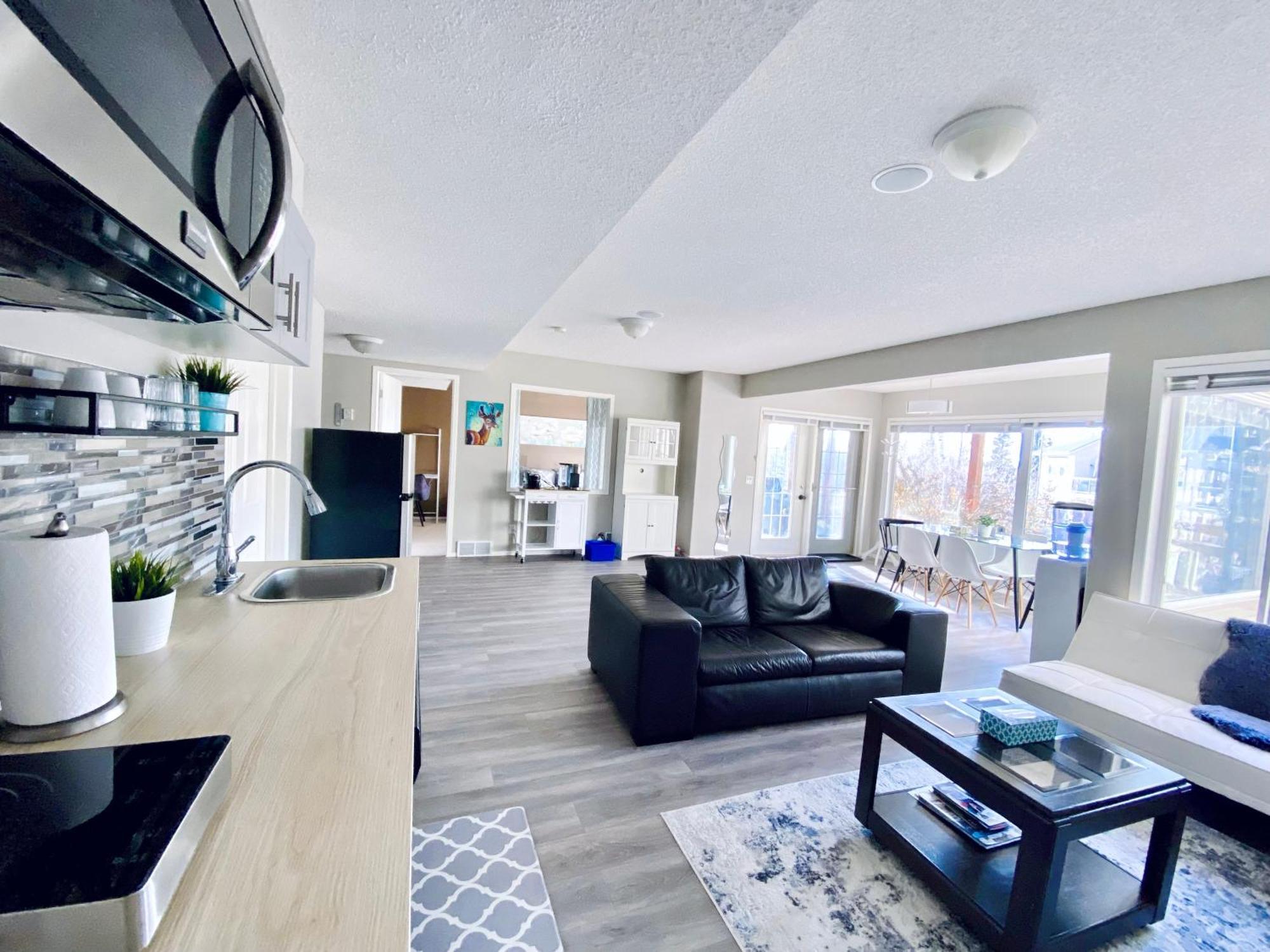 Private, Spacious, & Bright Home YYC 외부 사진
